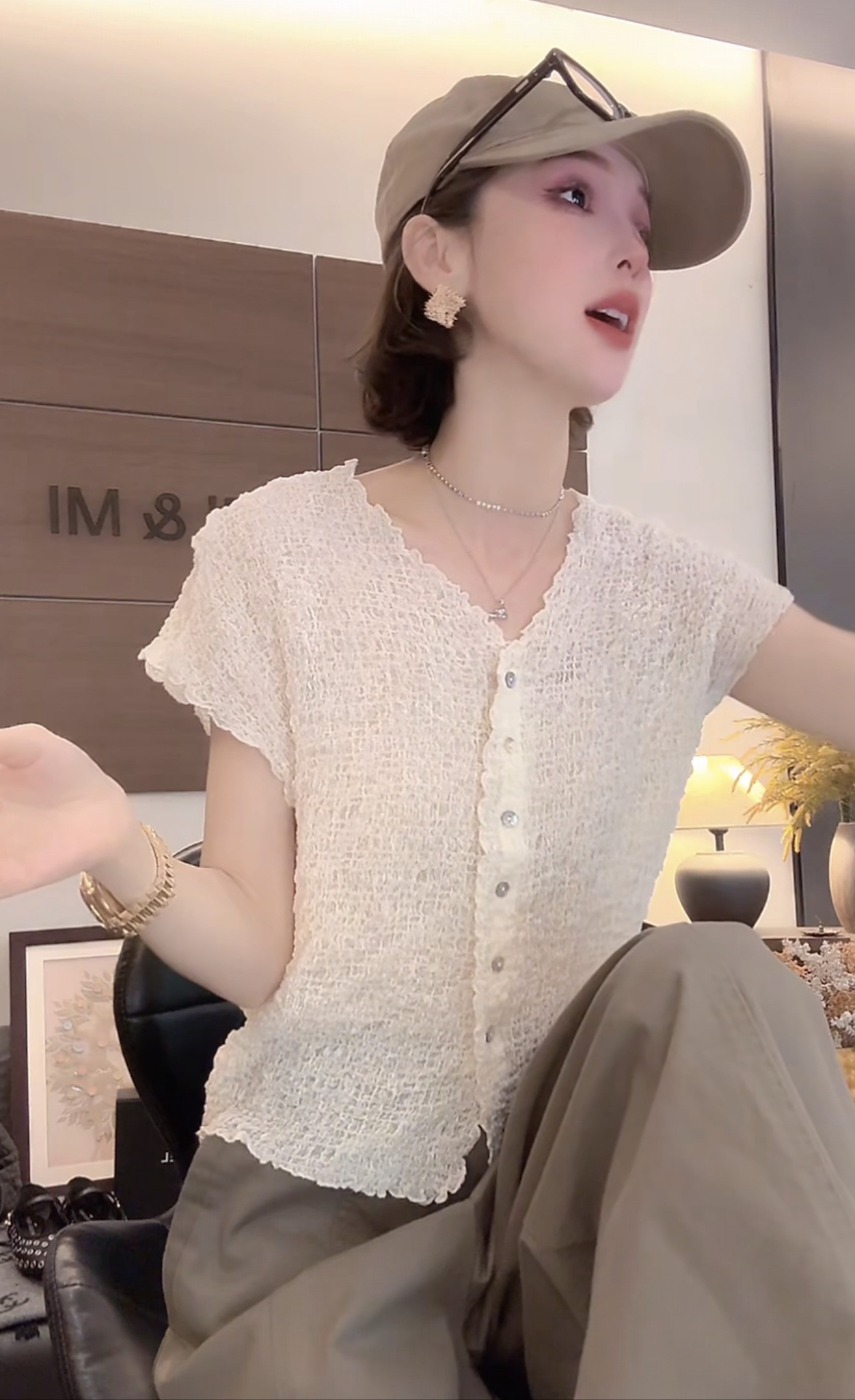 콩 쌀 쌀 여름 새로운 미니멀리즘 오래된 돈 바람 버블 질감 V넥 단추 반팔 티셔츠