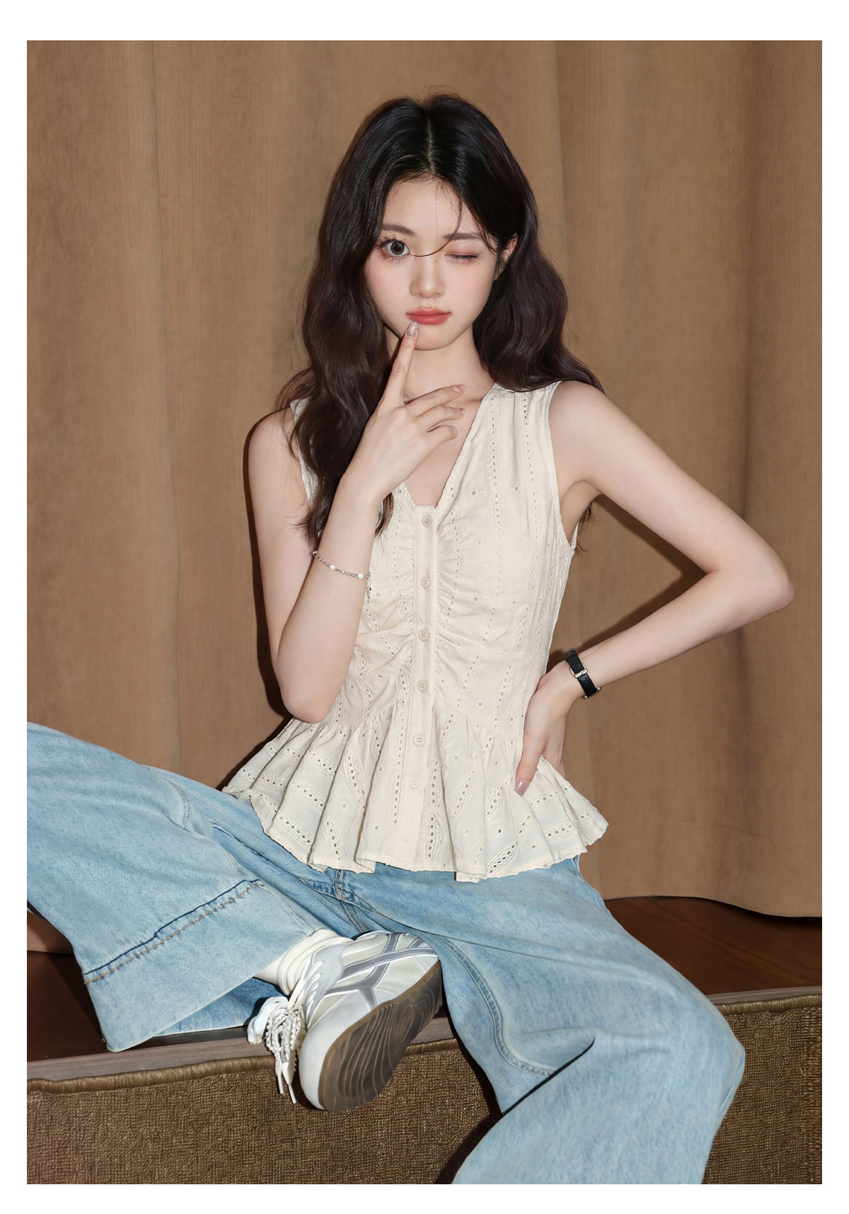 프랑스식 V넥 캐미솔 2026 여름 새로운 홀로우 아웃 디자인 센스 허리 수축 민소매 외출용 쇼트 스타일 맨위