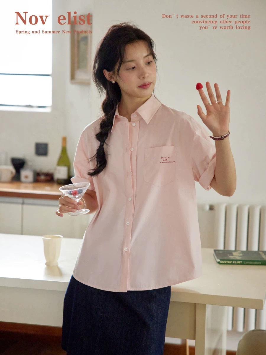 nov elist 심지어 하나 핑크색 반팔 여성 셔츠 프랑스식 학원 스타일 미니멀리즘 자수 순면 루즈핏 맨위