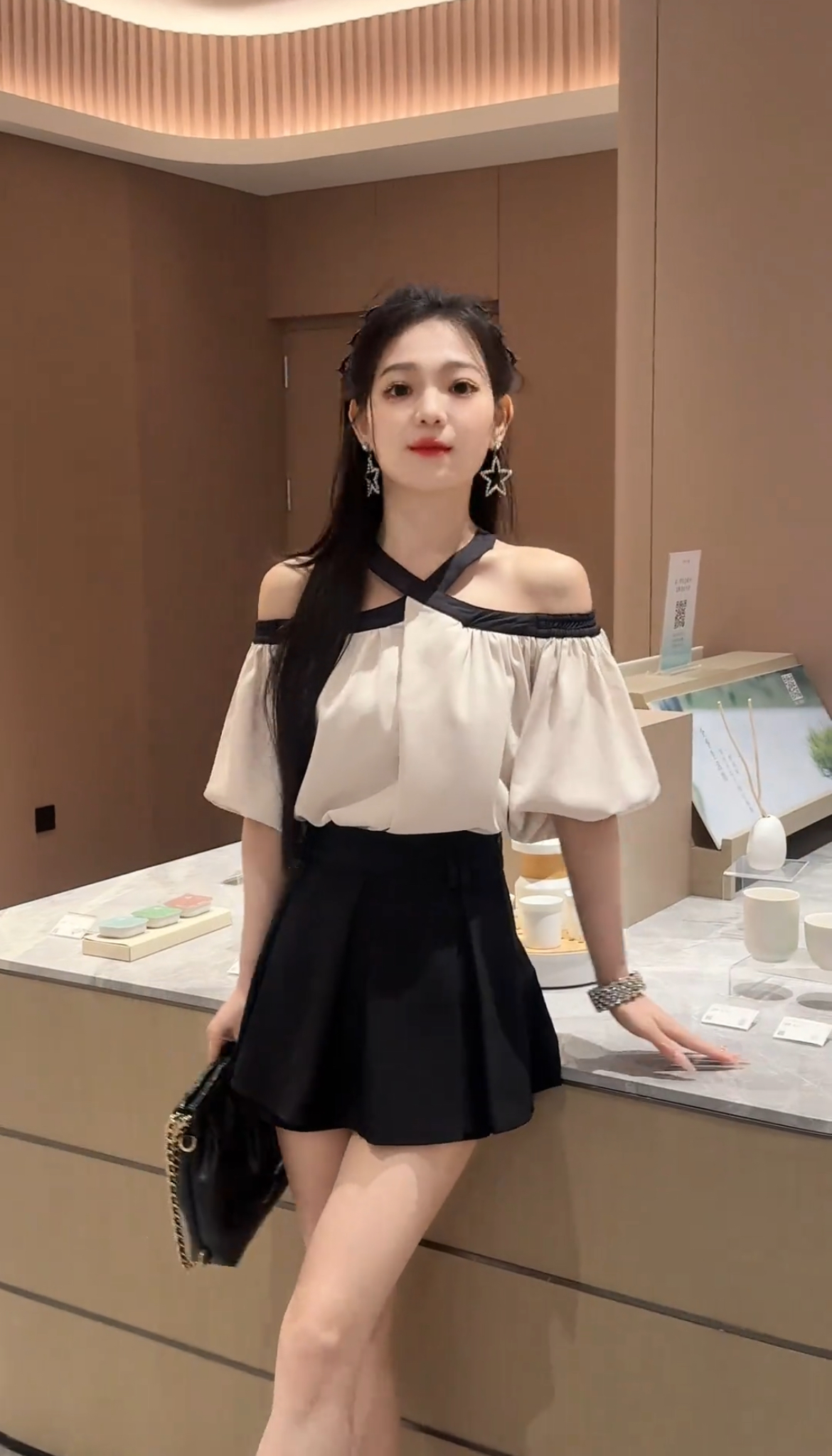 외국 가스 달콤함 행침 목 반팔 여성 셔츠 빛 럭셔리 고급 센스 2025 새로운 폭발 여름 오프숄더 쉬폰 톱