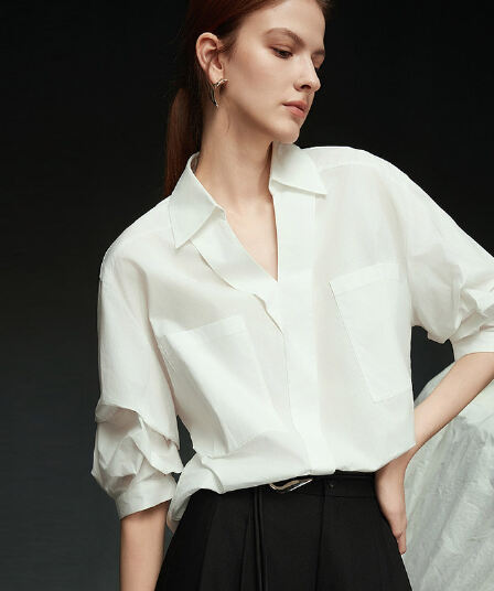 화이트 디자인 센스 V넥 여성 셔츠 2026 여름 드레스 새로운 루즈핏 출퇴근 빛 럭셔리 품격 고급 맨위