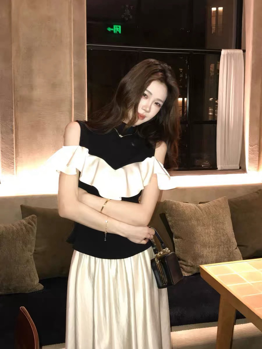 무쯔리 목자이 ~ 중 리 디자인 센스 배색 몸매 가꾸기 오프숄더 니트 패치워크 프릴 맨위 새틴 반신 치마 세트