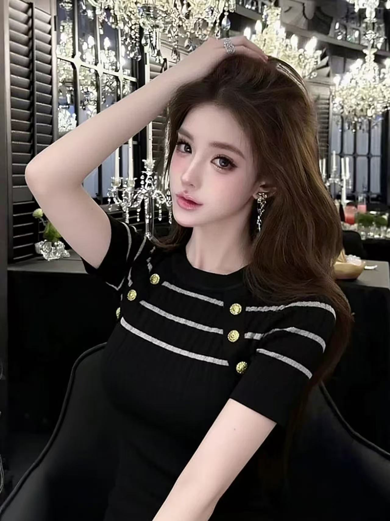 금속 버클 라운드 넥 반팔 니트 스웨터 여성 여름 새로운 패션 풀오버 몸매 가꾸기 슬림해 보이는 스트라이프 디자인 센스 맨위
