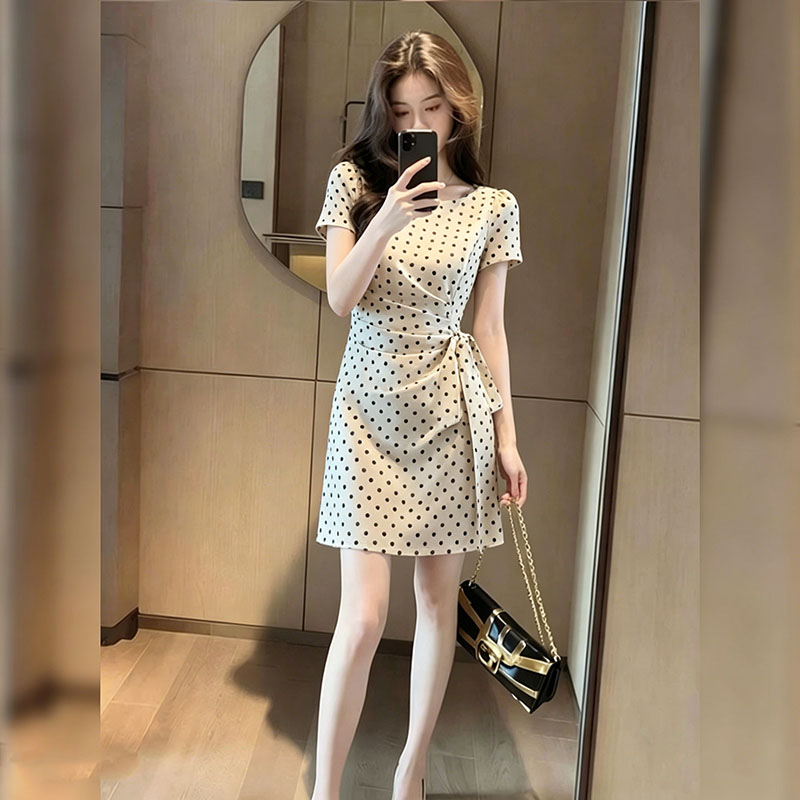 부드러운 바람 도트 무늬 여성 드레스 2026 여름 새로운 디자인 센스 레이스업 주름 품격 허리 수축 슬림해 보이는 A라인 스커트