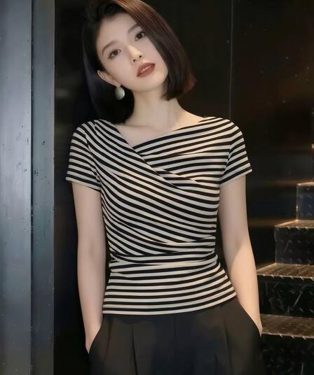 스트라이프 디자인 센스 반팔 티셔츠 여성 2026 여름 새로운 비스듬한 어깨 비대칭 몸매 가꾸기 슬림해 보이는 맨위
