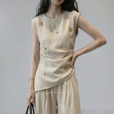 批发2026夏季新款轻熟风花朵刺绣无袖<b class='q'>背心</b>女米白色收腰老钱风<b class='q'>大码</b>上衣