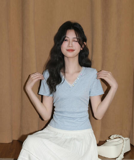 페이크 레이어드 V넥 반팔 티셔츠 여성 2026 여름 레이스 측면 자이언트 잘 생긴 긍정적 인 어깨 허리 수축 짧은 맨위