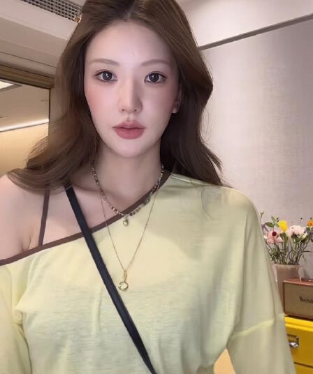 미니멀리즘 clean fit 주름 허리 수축 비스듬한 어깨 긴 소매 티셔츠