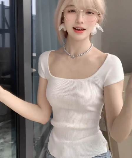 화이트 얼음 실크 광장 칼라 긍정적 인 어깨 반팔 티셔츠 여성 여름 핫걸 쇼트 스타일 맨위 이슬 쇄골 동정 니트 스웨터 얇은 스타일