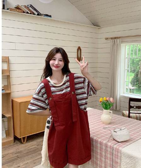 빨간색 멜빵 바지 세트 여성 2026 여름 새로운 한 부서 ins 연령 감소 스트라이프 티셔츠 워크웨어 캐주얼 투피스 세트