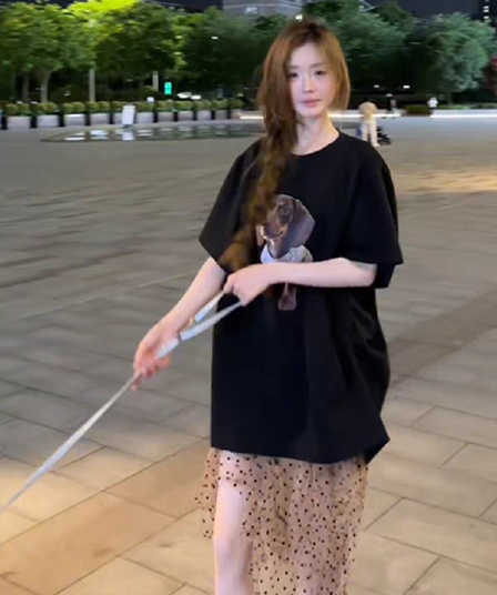 검정색 품격 프린트 루즈핏 슬림해 보이는 반팔 티셔츠 도트 무늬 거즈 스커트 여성 의류 2026 여름 새로운 패션 세트
