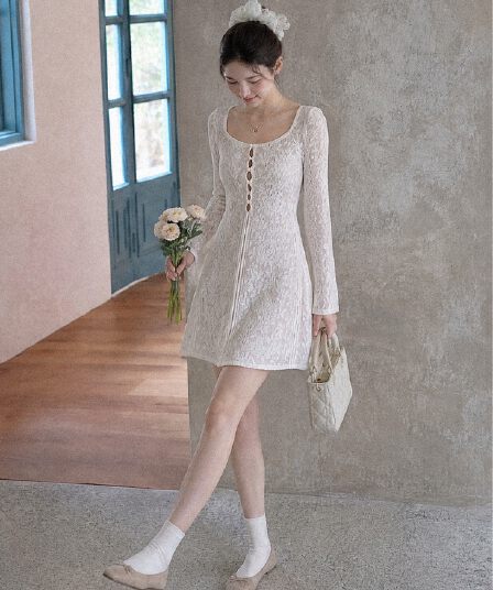 부드러운 바람 달콤함 품격 나팔 소매 홀로우 아웃 레이스 자수 디자인 센스 드레스
