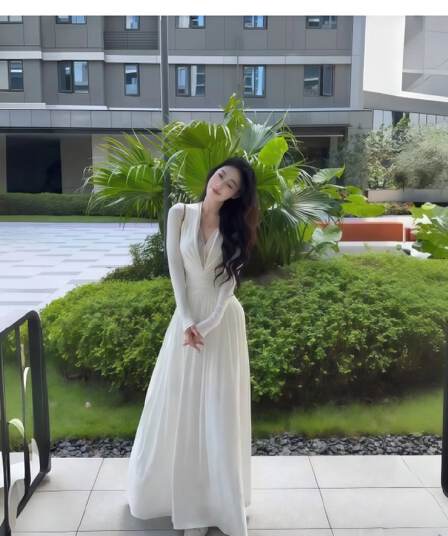 instahot 순수한 욕망 깊은 v 품격 데이트 화이트 여성 드레스 2026 봄 새로운 연회 레이스 드레스
