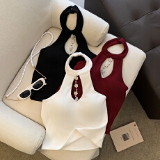 批发实拍 纯欲辣妹镂空挂脖露肩吊带背心设计感别致修身短款上衣女