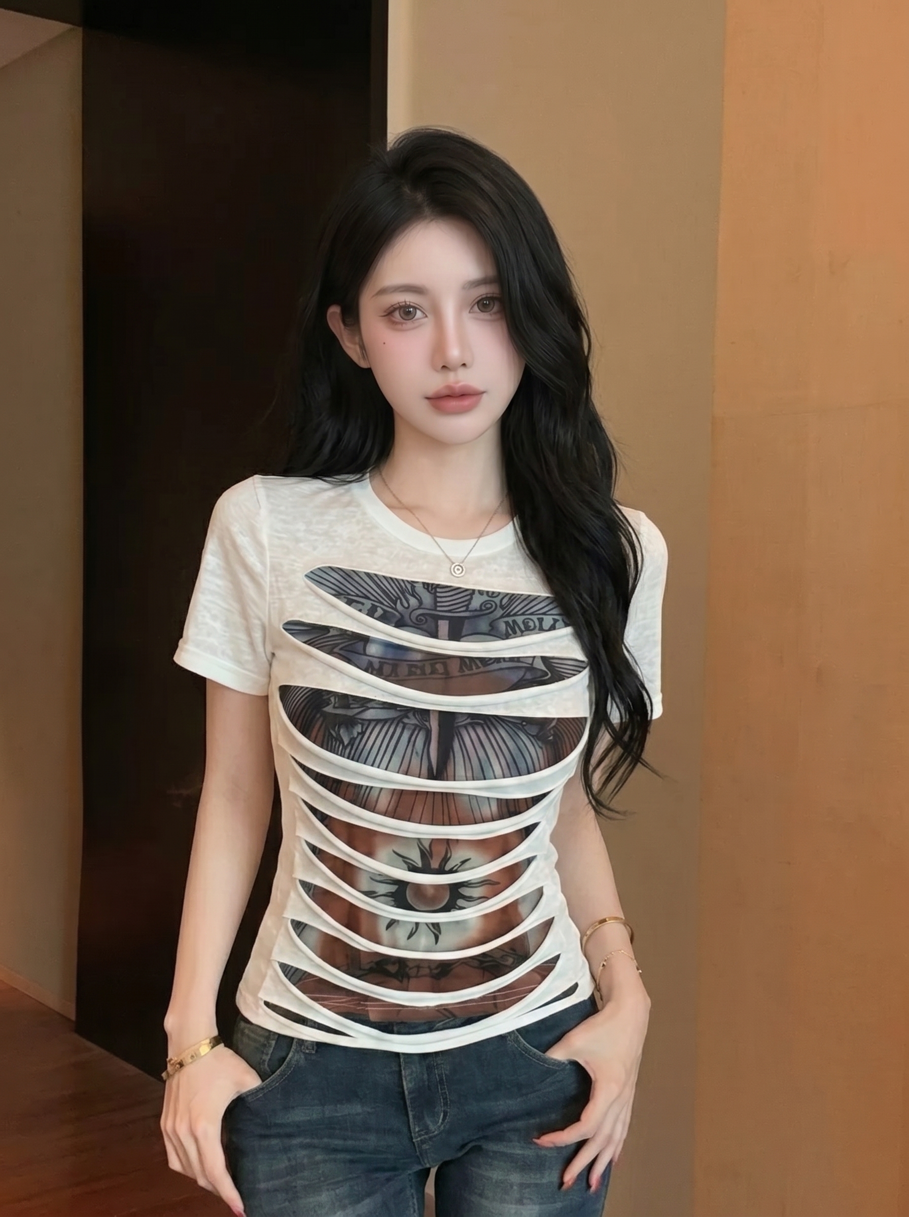 실사 아메리칸 레트로 핫걸 찢어진 부분 티셔츠 여성 봄 새로운 디자인 센스 작은 대중 몸매 가꾸기 슬림해 보이는 만나는 맨위