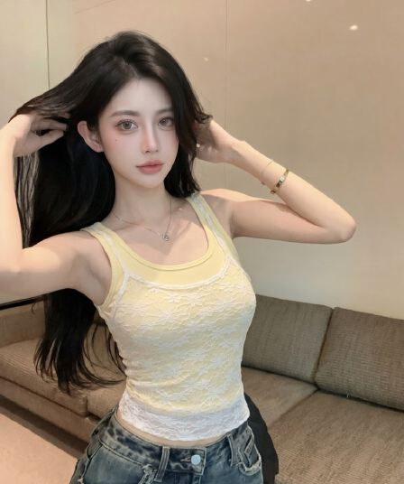실사 순수한 욕망 핫걸 스택 착용 캐미솔 여름 외출용 인사이드 가져 가라. 레이스 조각 황색 작은 대중 맨위
