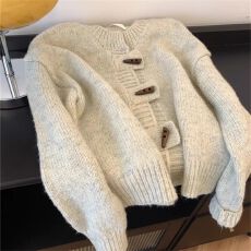 批发（现货）<b class='q'>北极</b><b class='q'>绒</b>【腈纶35%锦纶40%PBT25%】小众牛角扣针织开衫毛衣