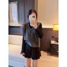 批发高级感灰色V领亮片针织无袖马甲女2026早秋新款叠穿宽松上衣马夹