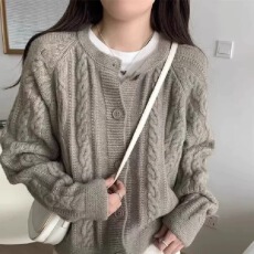 批发软糯麻花毛衣针织开衫外套女秋冬圆领奶fufu的日系慵懒风短款上衣