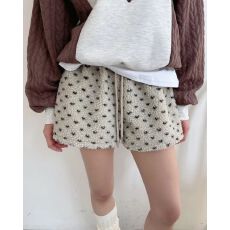 批发<b class='q'>韩版</b>复古灰色毛绒阔腿短裤女秋冬波点高腰抽绳通勤a字热裤靴裤