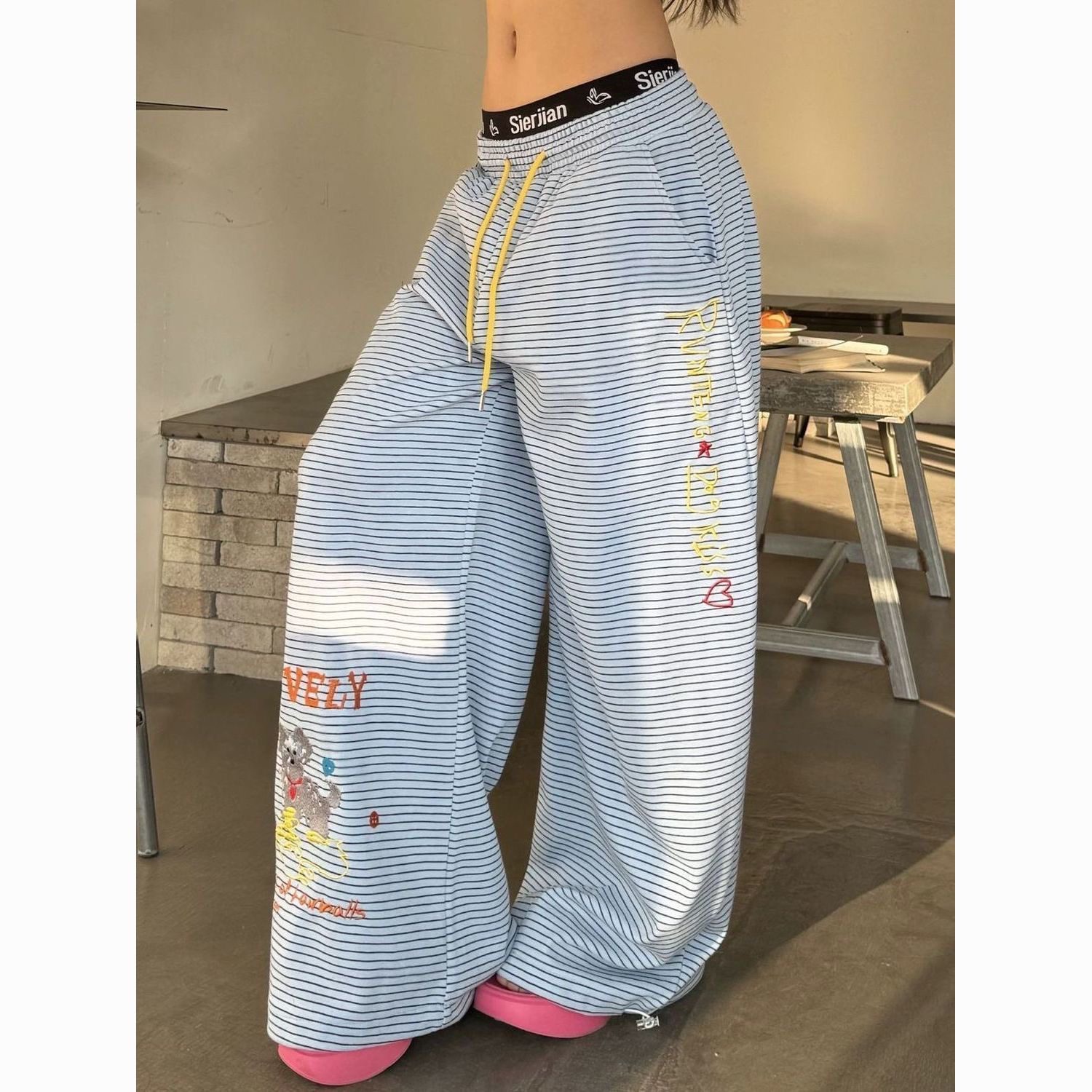 한 부서 만화 자수 운동 웨이 바지 여성 여름 루즈핏 느긋한 춤추기 넓은 다리 모통이 칼 스트라이프 캐주얼 바지 긴 바지