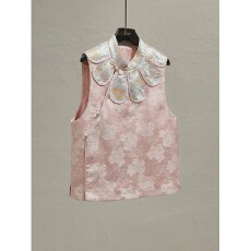 批发改良新中式轻国风<b class='q'>女装</b>2026年春季新款粉色缎面提花叠穿花瓣领马甲