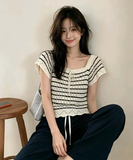 실사 작은 대중 디자인 센스 스트라이프 홀로우 아웃 반팔 맨위 한 부서 느슨함 센스 광장 칼라 레이스업 쇼트 스타일 니트 스웨터