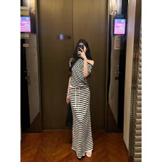 批发一字领露肩条纹针织衫性感露肩短袖上衣女<b class='q'>夏</b>条纹半身裙套装两件