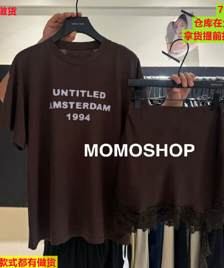 momo 여름 새로운 2026 느슨함 센스 알파벳 프린트 티셔츠 레이스 반 스커트 세트 여성 슬림해 보이는 패션 착용 가져 가라.