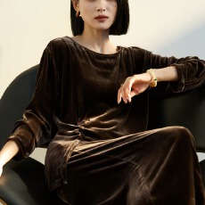 批发笑涵阁 复古优雅设计感显瘦一字领<b class='q'>真丝</b>丝绒<b class='q'>上衣</b>/半裙套装