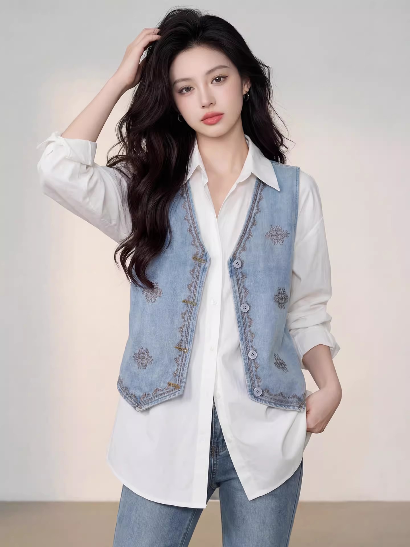 유럽 역 고급 센스 V넥 데님 조끼 여자 자수 싱글 줄 버튼 패션 얇은 스타일 민소매 조끼 자켓 여름