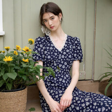 批发法式浪漫文艺泡泡袖连碎花裙女2025夏季蕾丝花边V领<b class='q'>连衣裙</b>