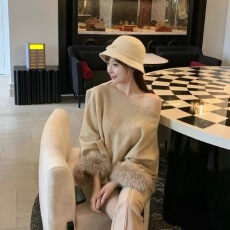 批发慵懒风纯欲高级感拼接毛毛袖露肩毛衣秋冬季<b class='q'>不规则</b>宽松<b class='q'>针织衫</b>上衣