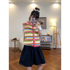 批发多巴胺彩虹条纹<b class='q'>针织</b>马甲女韩版春秋新款宽松百搭软糯无袖毛衣<b class='q'>开衫</b>