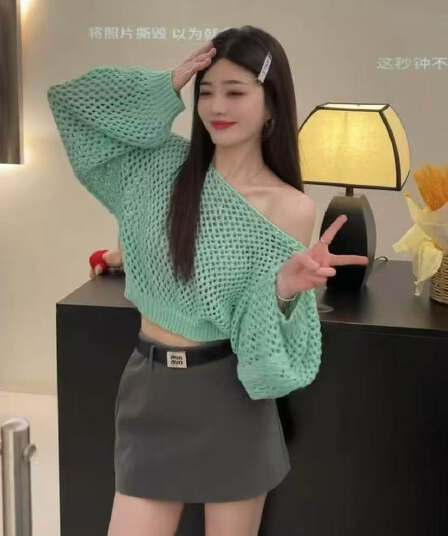 순수한 욕망 바람 섹시함 비스듬한 어깨 홀로우 아웃 니트 스웨터 여성 봄 여름 얇은 스타일 루즈핏 슬림해 보이는 쇼트 스타일 자외선 차단 블라우스 맨위