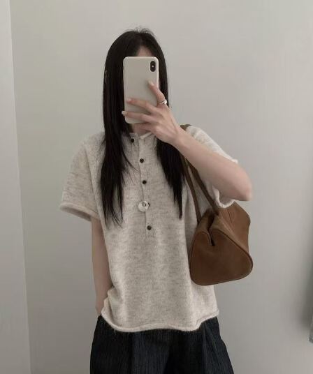 한 부서 미니멀리즘 반 개방 버클 라운드 넥 반팔 니트 스웨터 여성 가을 다용도 단색 삽입 어깨 소매 부드러운 찹쌀 쇼트 스타일 스웨터