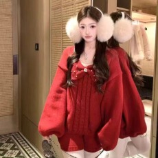 批发秋冬<b class='q'>新款</b>韩版时尚甜美重工蝴蝶结慵懒风红色毛衣+松紧腰短裤套装
