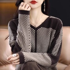 批发宽松慵懒毛衣女<b class='q'>高级</b>感春秋新款时尚v领拼色条纹针织打底衫女显瘦