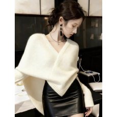 批发2026新款韩系穿搭玫红色不规则针织毛衣时尚设计感<b class='q'>皮短裤</b>两件套装