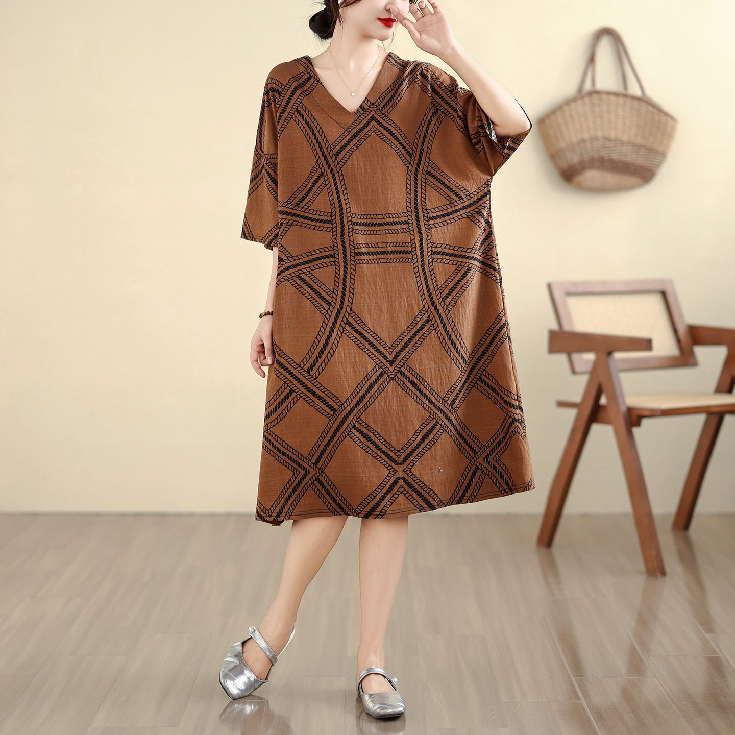 RY2228# 实拍 棉麻夏季新款大码宽松休闲V领遮肉慵懒风过膝几何印花连...