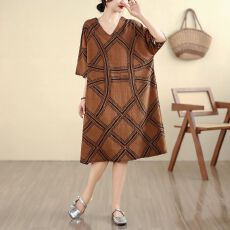 批发实拍 棉麻夏季新款大码宽松休闲<b class='q'>V领</b>遮肉慵懒风过膝几何印花连衣裙