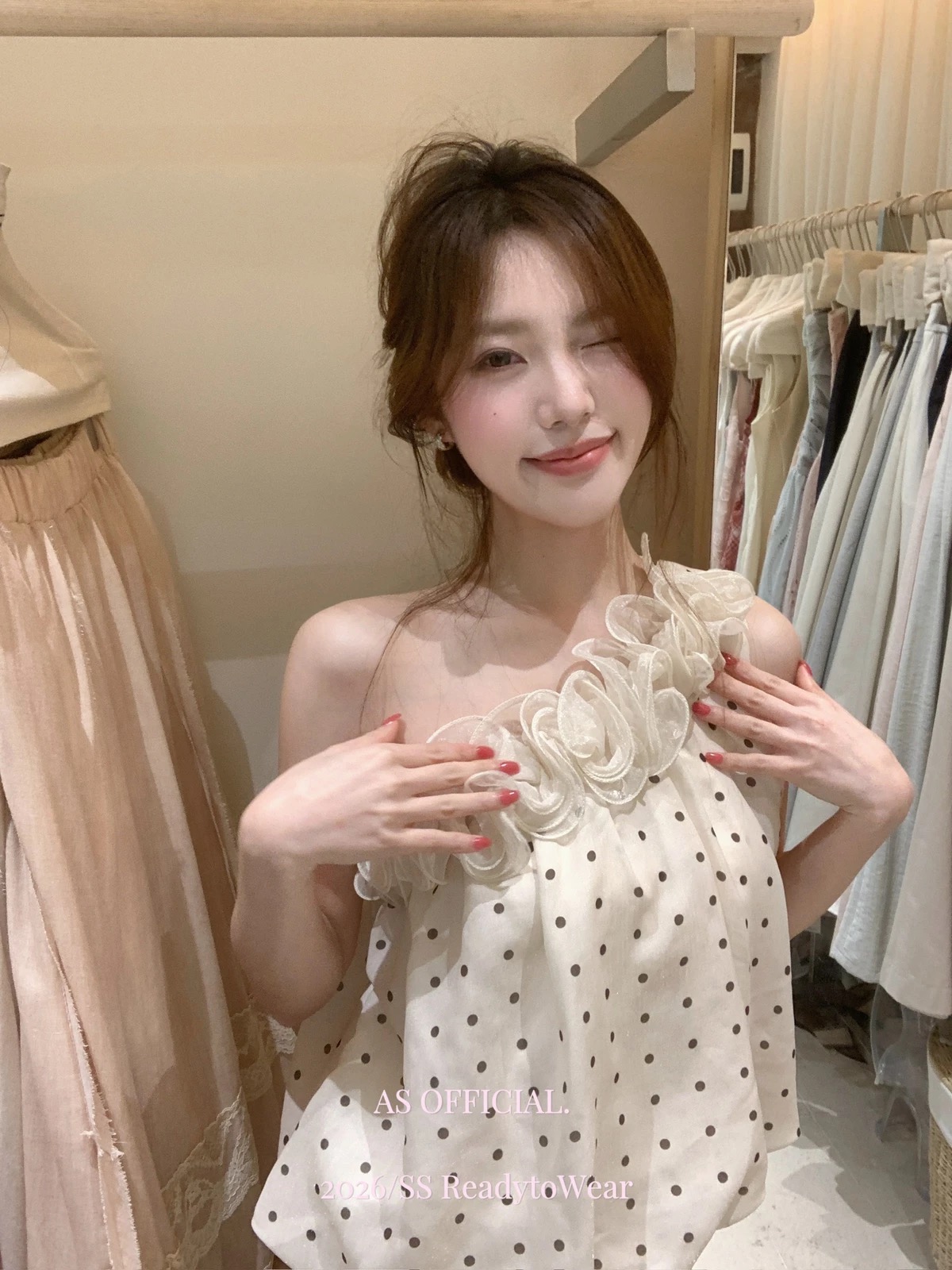 프랑스식 순수한 욕망 레이스 비스듬한 어깨 도트 무늬 작은 셔츠 여성 여름 디자인 센스 외국 가스 연령 감소 고유 한 Chic 아름다운 맨위