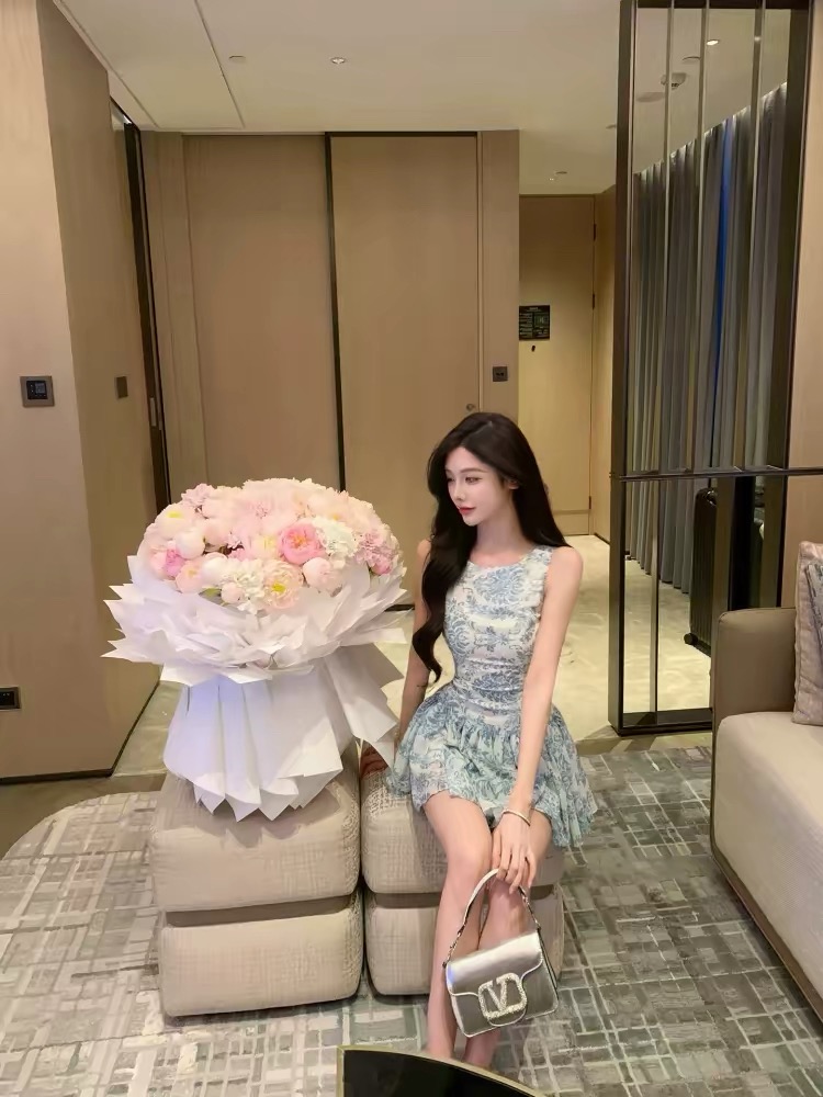 justqin 얼음의 아름다움 2026 새로운 여름 드레스 블루 꽃 미니 스커트 허리 수축 치마 섹시함 품격 여성 드레스