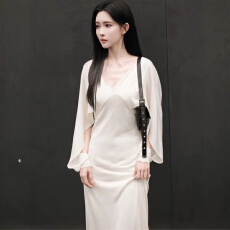 批发孟子义同款斗篷式披肩袖白色连衣裙女夏季度假风轻奢气质显瘦长裙