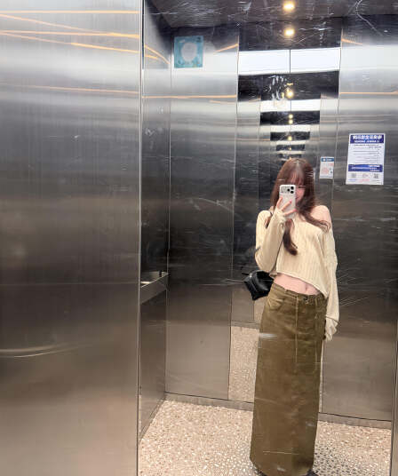 순수한 욕망 섹시함 바람 비스듬한 어깨 얇은 스타일 긴팔 티셔츠 여성 자이언트 잘 생긴 ~ 중 캐주얼 핫걸 이슬 뼈의 쇼트 스타일 착용 잡아라. 의류