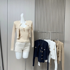 批发香槟色巴尔曼风针织套装<b class='q'>女</b>高级金属扣吊带<b class='q'>开衫</b>两件套