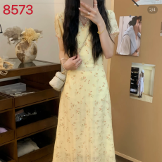 批发甜美纯欲气质v领<b class='q'>蔷薇</b>碎花显瘦小众设计感连衣裙