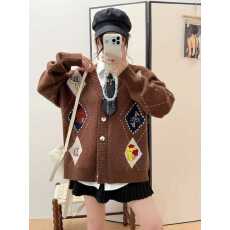 批发实拍  韩<b class='q'>系</b>小黄鸭温暖<b class='q'>森林</b>秋冬新款美式复古菱形羊毛衫毛衣开衫女