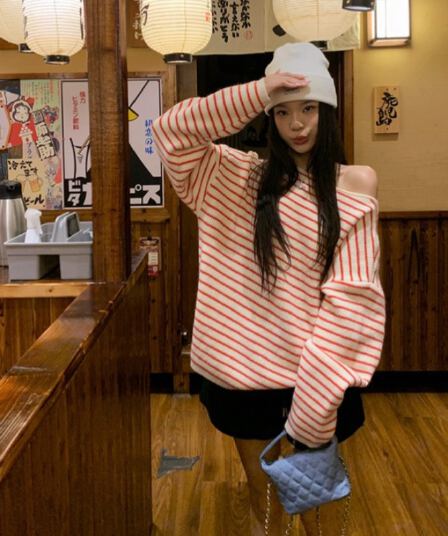 2026 섹션 느긋한 바람 빨간색과 흰색 스트라이프 비스듬한 어깨 긴팔 스웨터 여자 봄 가을 겨울 루즈핏 슬림해 보이는 캐주얼 다용도 맨위