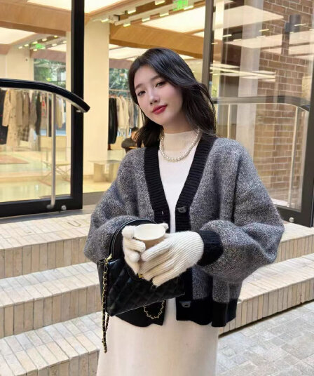 유럽 상품 배색 V넥 너구리 플러시 니트 오픈 가디건 여성 가을 겨울 새로운 루즈핏 느긋한 바람 소뿔 버클 스웨터 코트